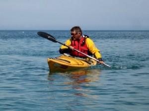 Edging a sea kayak