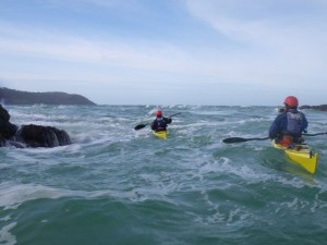 sea kayakers in la tour de rozel tide race